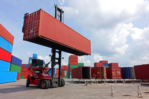 High Cube Container wird transportiert