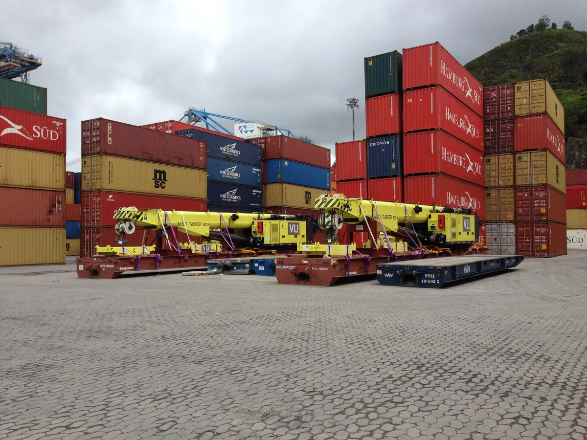 Out of Gauge Ladung: Krane auf Flat Rack Containern im Hafen
