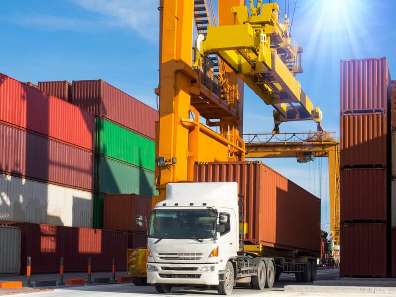RTG Kran hebt Container auf LKW