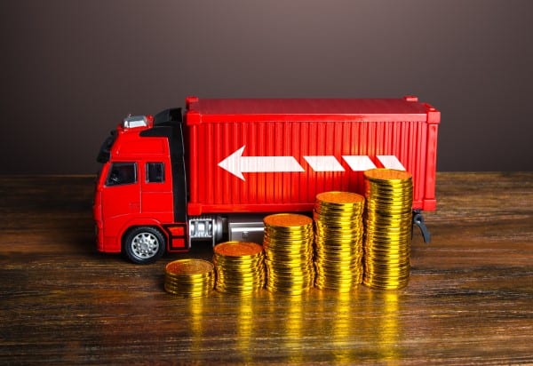 LKW mit MÃ¼nzen im Vordergrund, als Metapher fÃ¼r Rollgeld