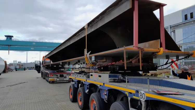 Brückenträger für die Hamburger Sternbrücke auf Schwerlast-Trailern