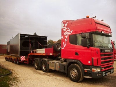 Roter LKW mit Sondertransport