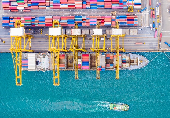 Seefrachtverladung im Hafen von Singapur