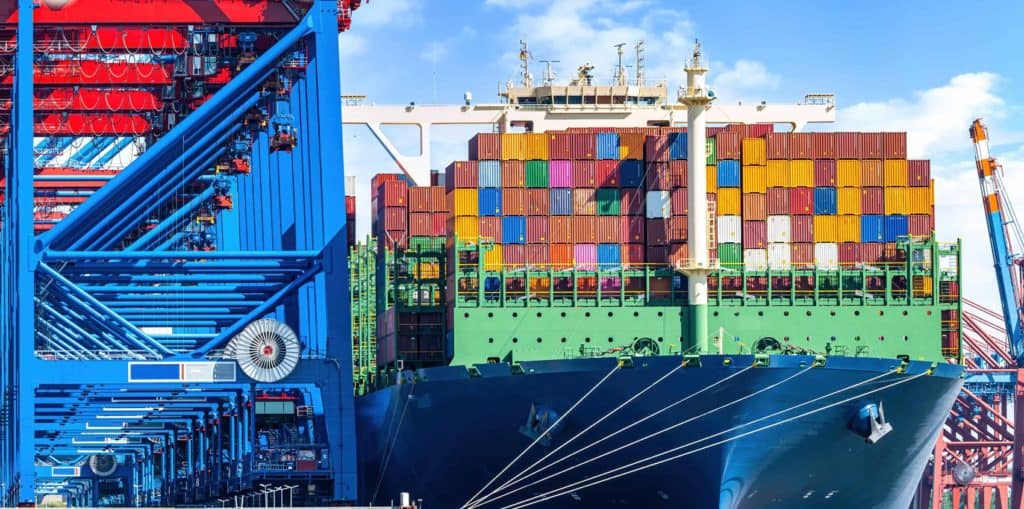 Containerschiff im Hafen wird beladen