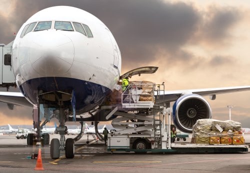 Flugzeug wird beladen