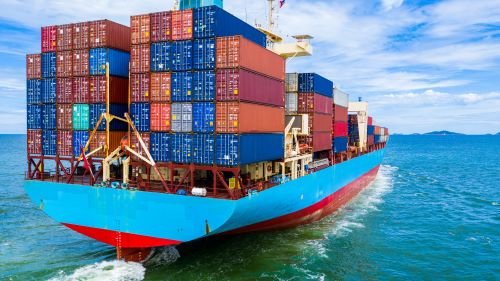 Fahrendes Containerschiff auf offenem Meer