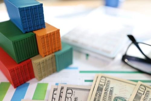 Container, Geld und Rechenwerkzeug als Symbol für die Fautfracht Umsatzsteuer