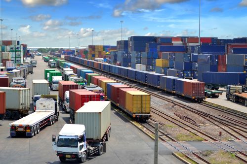 Container werden verladen und transportiert