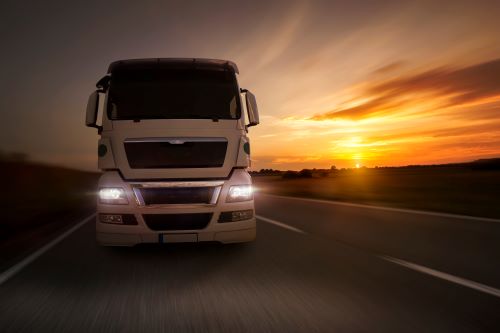 LKW im Sonnenuntergang