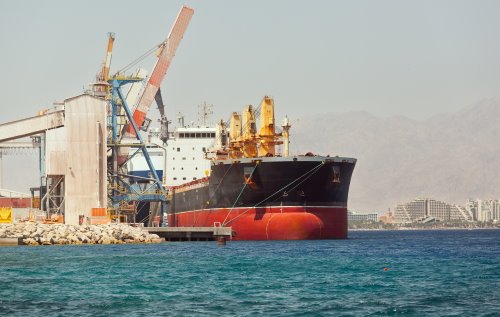 Containerschiff liegt im Hafen