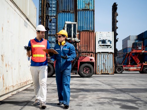 Arbeiter prüfen Konnossement am Containerhafen