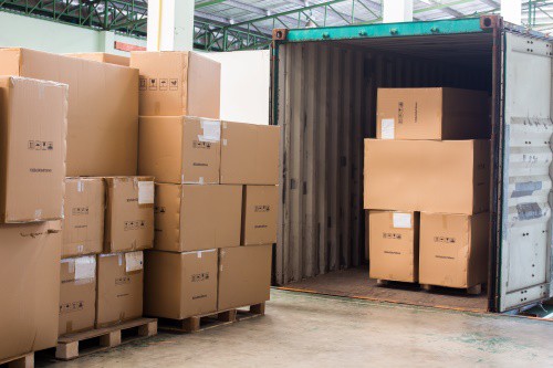 LCL Container wird mit verschiedenen Kartons beladen