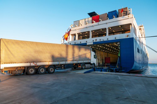 LKW fährt auf ein RoRo (Roll-on/Roll-off) Schiff