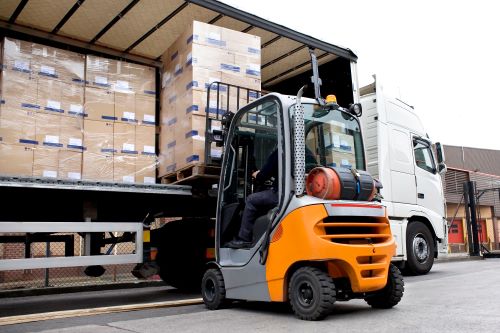 LKW wird mit Gabelstapler beladen